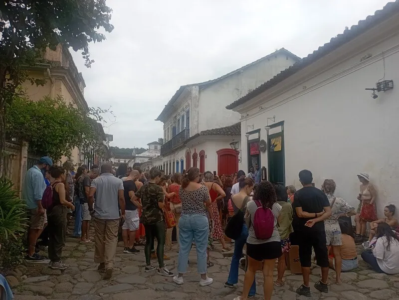 Imagem ilustrativa da imagem Flip: para além dos livros, evento movimenta Paraty mesmo com tempo nublado