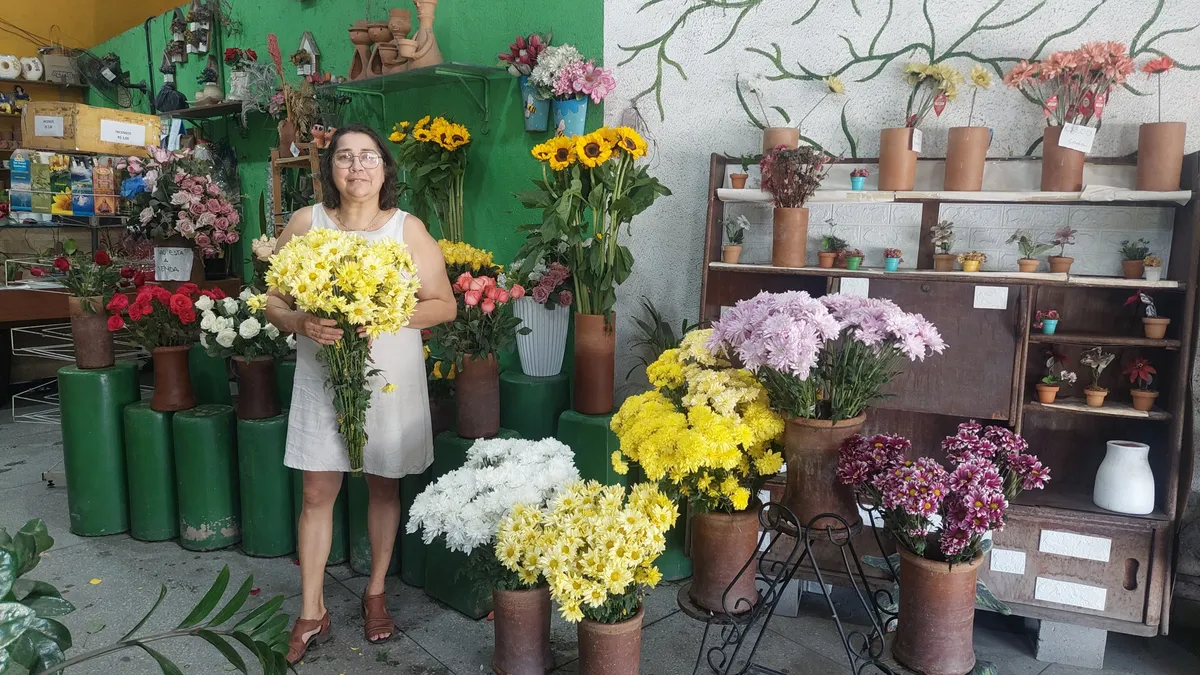 Os clientes encontram diversas opções de flores, tanto naturais quanto artificiais, sendo as rosas e as monsenhor as mais procuradas