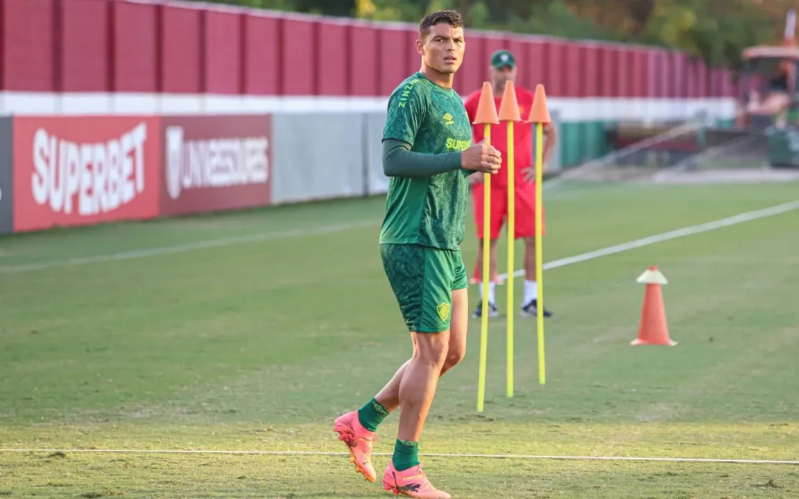 O Fluminense e seus torcedores aguardam ansiosamente a chegada de Thiago Silva e Jhon Arias para reforçar a equipe