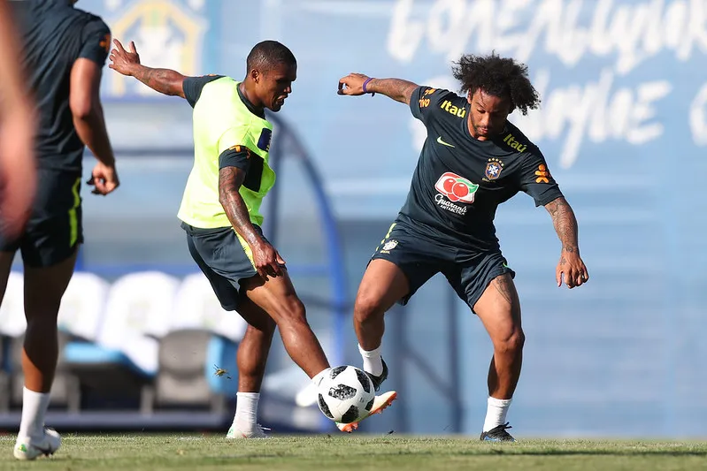 Douglas vai reencontrar o lateral Marcelo, com quem jogou na seleção brasileira