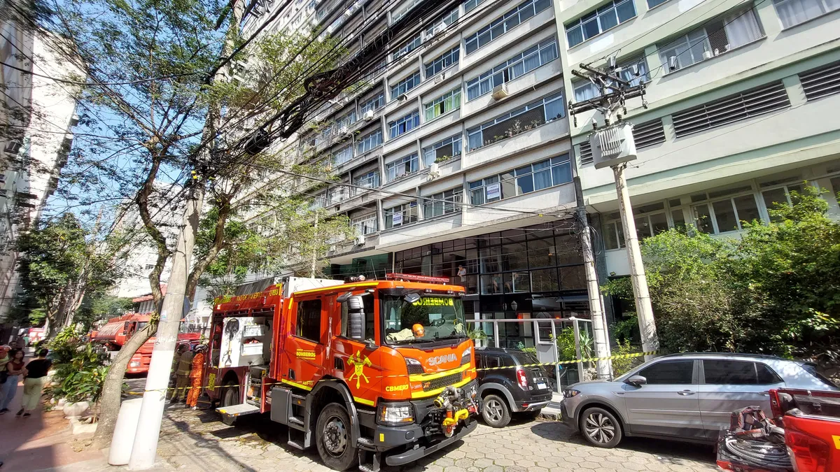 Em decorrência das chamas, tanto o edifício afetado quanto o prédio ao lado foram evacuados