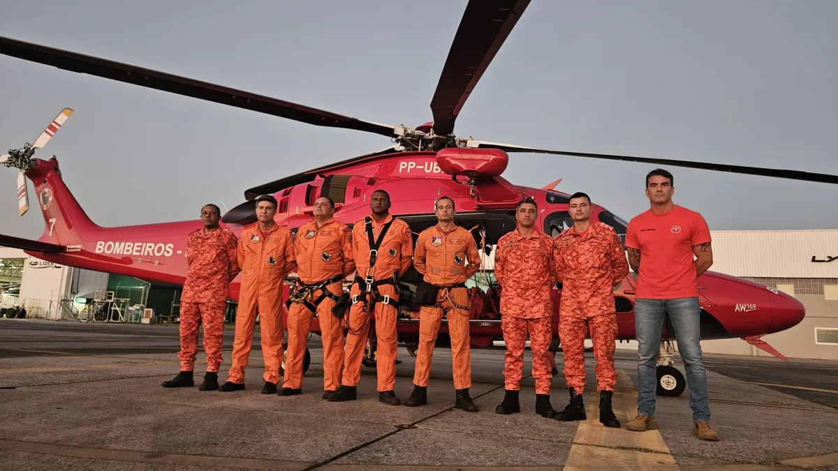 Primeira equipe de pronta resposta com nove agentes do Corpo de Bombeiros Militar do Estado do Rio de Janeiro