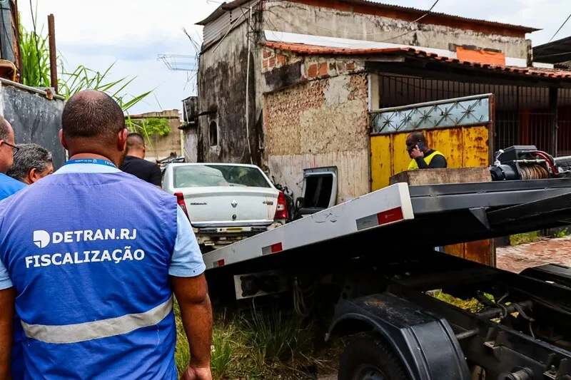 Força-tarefa do Estado fecha ferro-velho clandestino em São Gonçalo