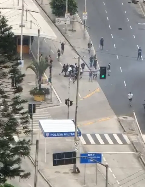 A briga, flagrada em vídeos por moradores da região, aconteceu na pista do BRT, próximo a um grande mercado da região