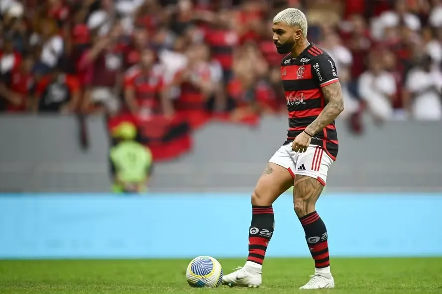 Técnico Tite terá Bruno Henrique e Carlinhos como opções para substituí-lo