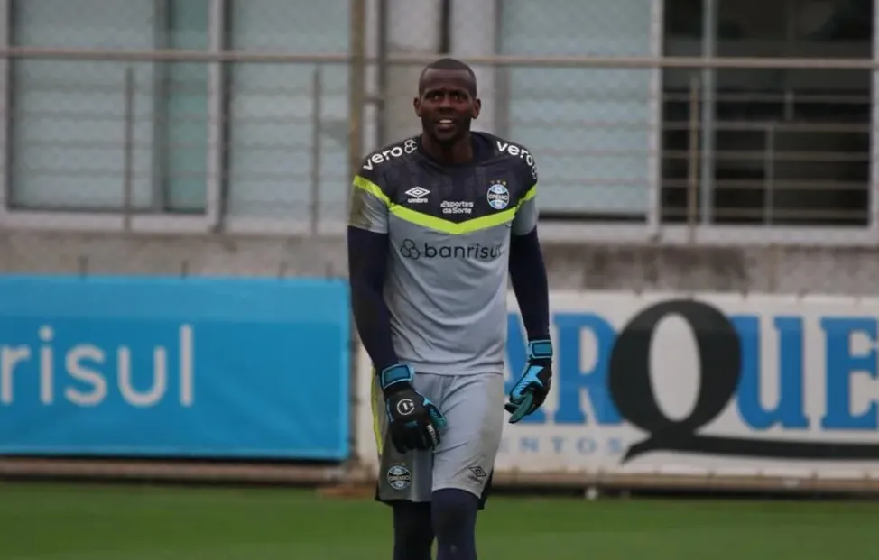 Goleiro Caíque em treino do Grêmio