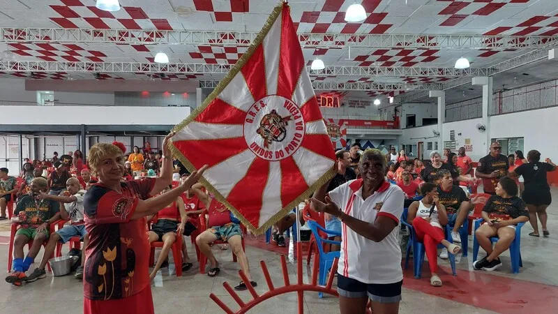 Dezenas de pessoas se reuniram na quadra da Escola para assistir a apuração dos votos