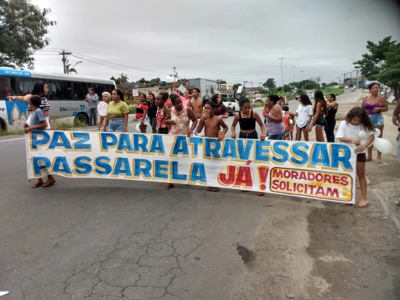 A reivindicação dos manifestantes, que se concentraram em frente ao colégio, é para que seja feita a construção de uma passarela no local, a fim de prevenir acidentes.