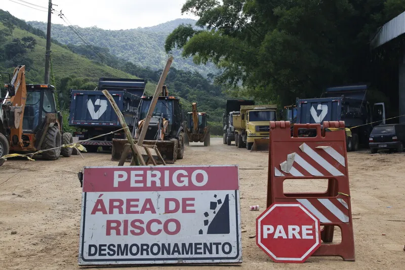 Trecho da Rodovia RJ-127, que liga Paracambi a Vassouras, foi totalmente destruído pelas chuvas