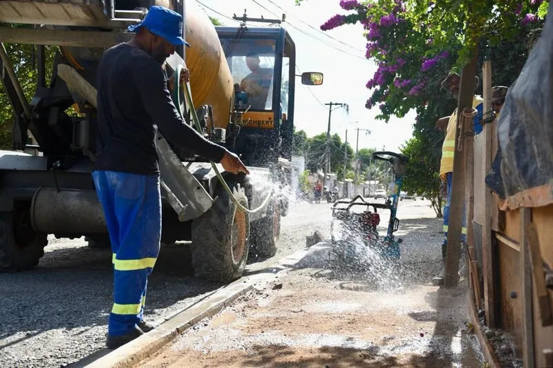 Estão sendo executados os serviços de drenagem pluvial, pavimentação e sinalização viária