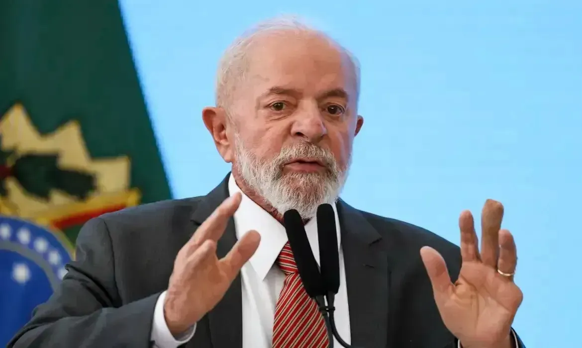 O  presidente Lula encontra-se lúcido e acordado, acompanhado apenas da primeira-dama Janja da Silva