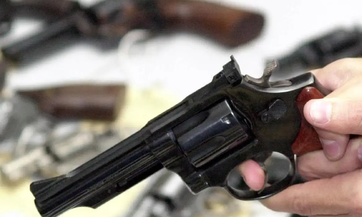 O decreto autoriza o pagamento de R$ 300 a R$ 1 mil de acordo com o tipo de arma entregue pelo cidadão