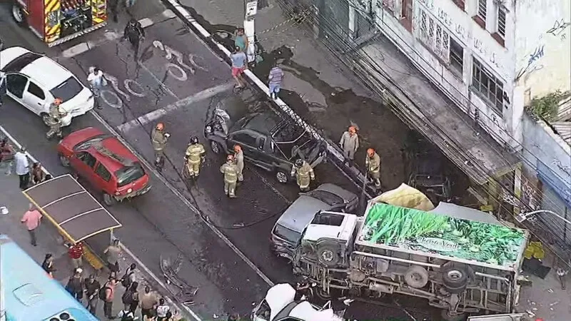 Segundo informado, o motorista de um caminhão teria perdido o controle da direção