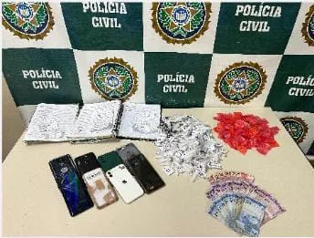 Foram apreendidas farta quantidade de droga, anotações referentes ao tráfico e telefones celulares roubados e furtados.