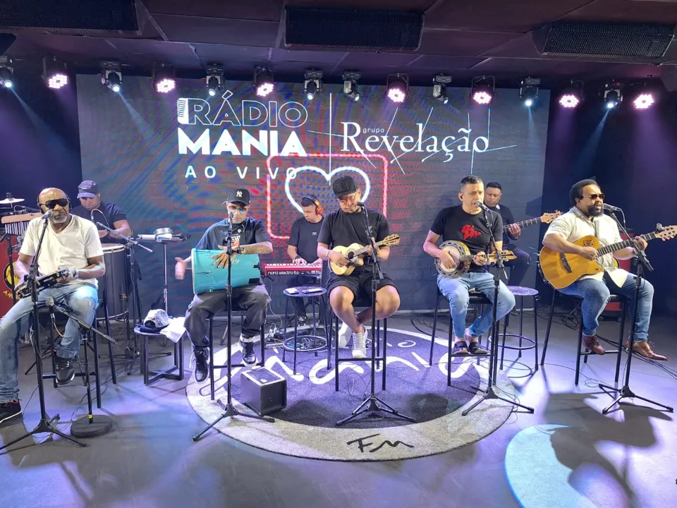 Revelação se apresenta na Rádio Mania