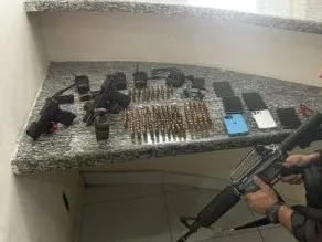 Armas, drogas e veículos foram apreendidos