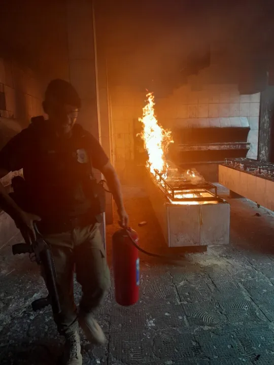 Agentes foram a primeira equipe a chegar até a igreja e iniciaram o combate às chamas que estavam bem intensas