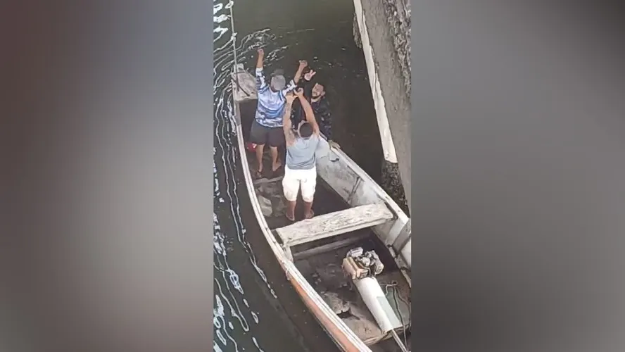 A vítima foi resgatada por dois homens que estavam em um barco