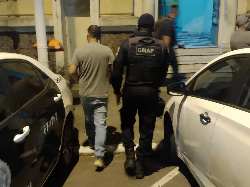 O homem foi preso em flagrante por descumprimento de medida protetiva de urgência