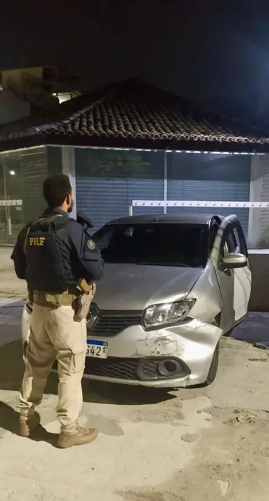 Carro roubado pelos criminosos