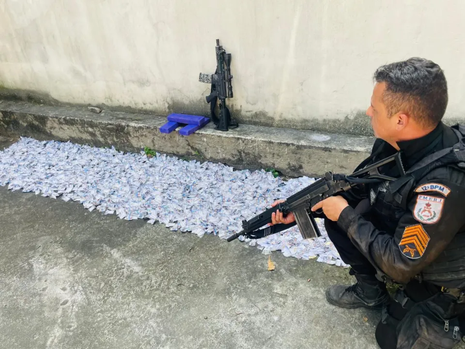 Equipe da PM prende homem no morro do Cavalão em Niterói