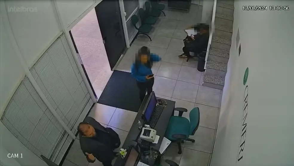 Câmera flagra momento em que homem tenta realizar o cadastro do CRM com diploma falso