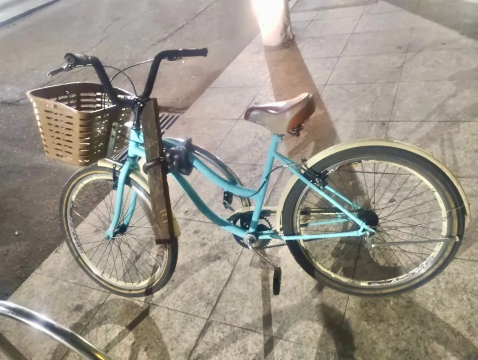 Após a prisão do criminoso, a bicicleta permaneceu no local onde o proprietário havia deixado