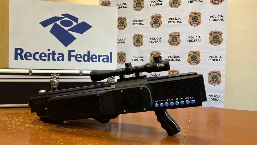 De acordo com a Polícia Federal, a comercialização, posse e uso do fuzil anti-drones são restritos