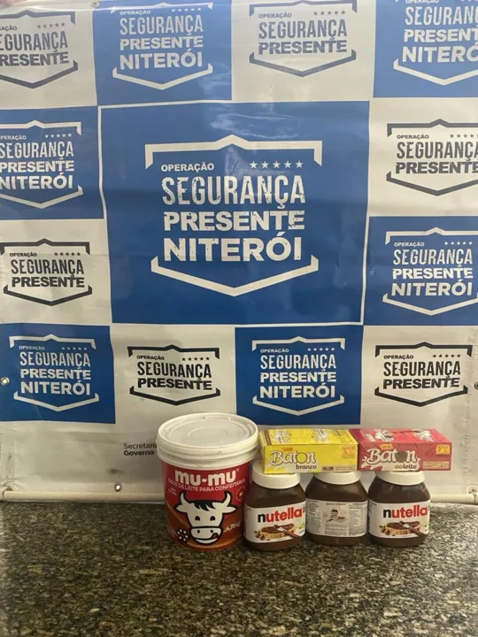 No local, com o acusado, os agentes encontraram três potes de Nutella, duas caixas de chocolate Batom e um pote de doce de leite, totalizando um furto de R$ 298,95