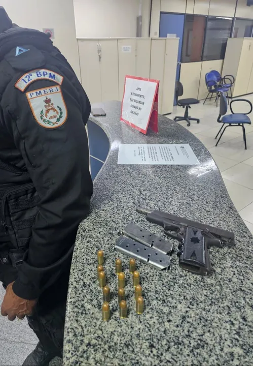 Com ele, a polícia apreendeu uma pistola Colt calibre .45, acompanhada de dois carregadores e 13 munições intactas