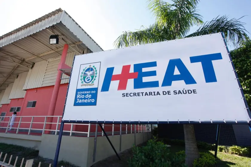 Ele foi socorrido e transferido para o Hospital Estadual Alberto Torres, com estado de saúde estável