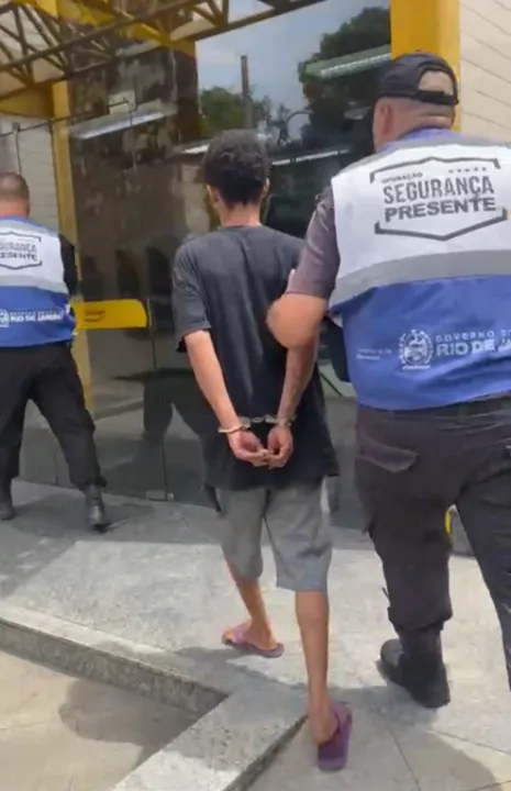 Suspeito tentou escapar, mas foi capturado na Rua Riodades