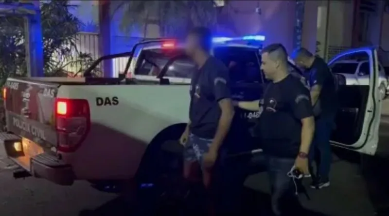Falsa vítima chegando a Delegacia Antissequestro do Rio de Janeiro