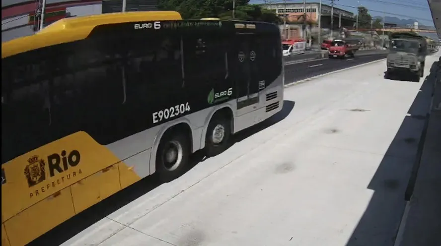 Caminhão do Exército na pista do BRT Transbrasil