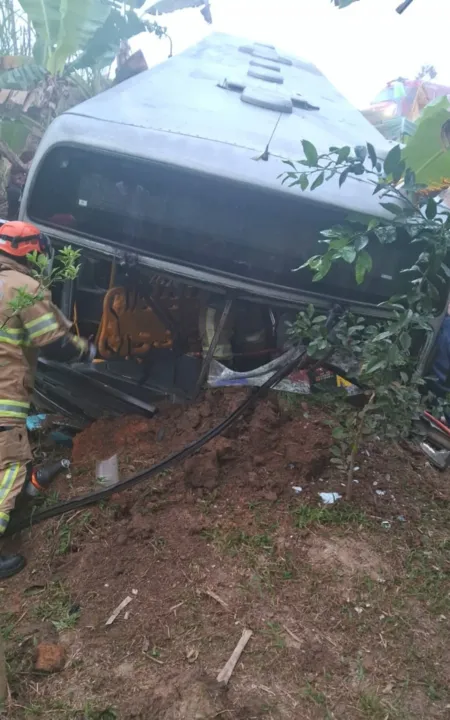 Bombeiros dos quartéis de Rio Bonito e São Gonçalo foram para o local e prestaram o primeiro atendimento aos passageiros