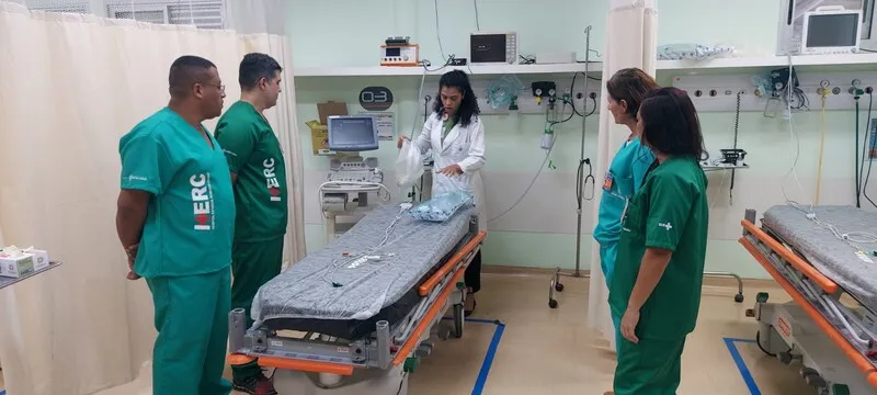 Os profissionais estão vivenciando o protocolo de atendimento aplicado no Alberto Torres, a estruturação de equipes, protocolos institucionais, material e fluxo para atender um paciente de trauma