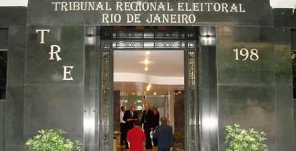 De acordo com o Tribunal Regional Eleitoral, a sessão foi retomada após os organizadores trocarem a seção de sala