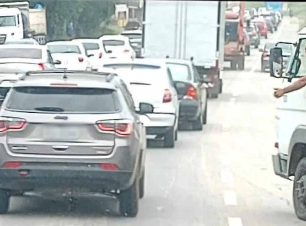 A mulher tentava atravessar a pista sentido Itaipu, quando foi atingida pelo veículo