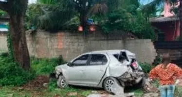 Carro foi arrastado por caminhão e atingiu e vitimou dois vizinhos