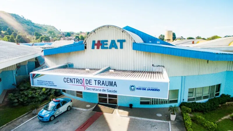 A vítima foi socorrida por equipes dos bombeiros e levada ao Hospital Estadual Alberto Torres