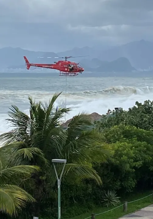 O Corpo de Bombeiros utilizou jet ski e helicóptero para ajudar na busca