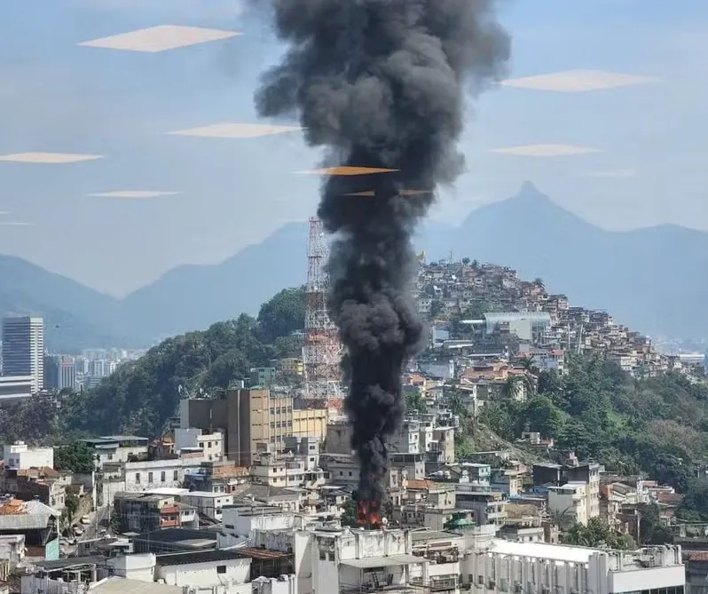 Coluna de fumaça saindo do prédio pôde ser vista de longe