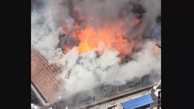 Bombeiros estão tentando combater as chamas no edifício e nas construções históricas vizinhas