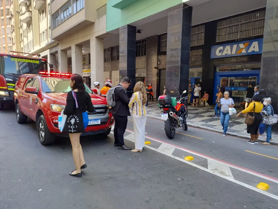 O Corpo de Bombeiros está presente no local