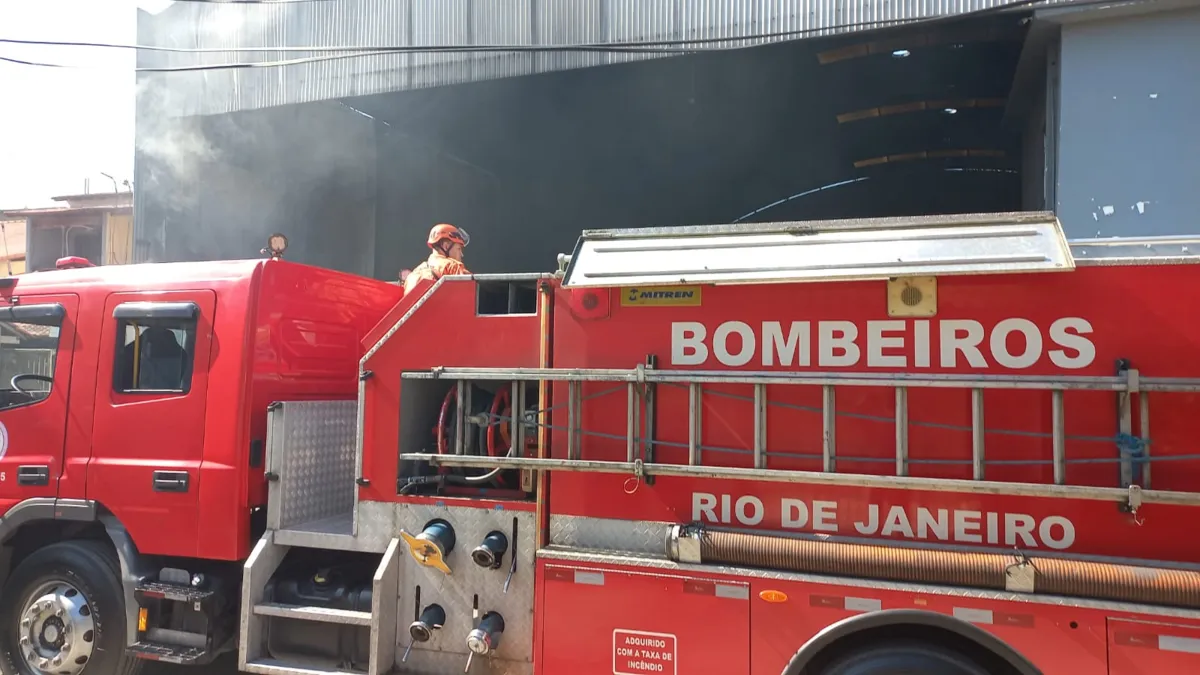 incêndio gerou uma grande quantidade de fumaça, que tomou conta da rua, forçando a evacuação de algumas residências próximas