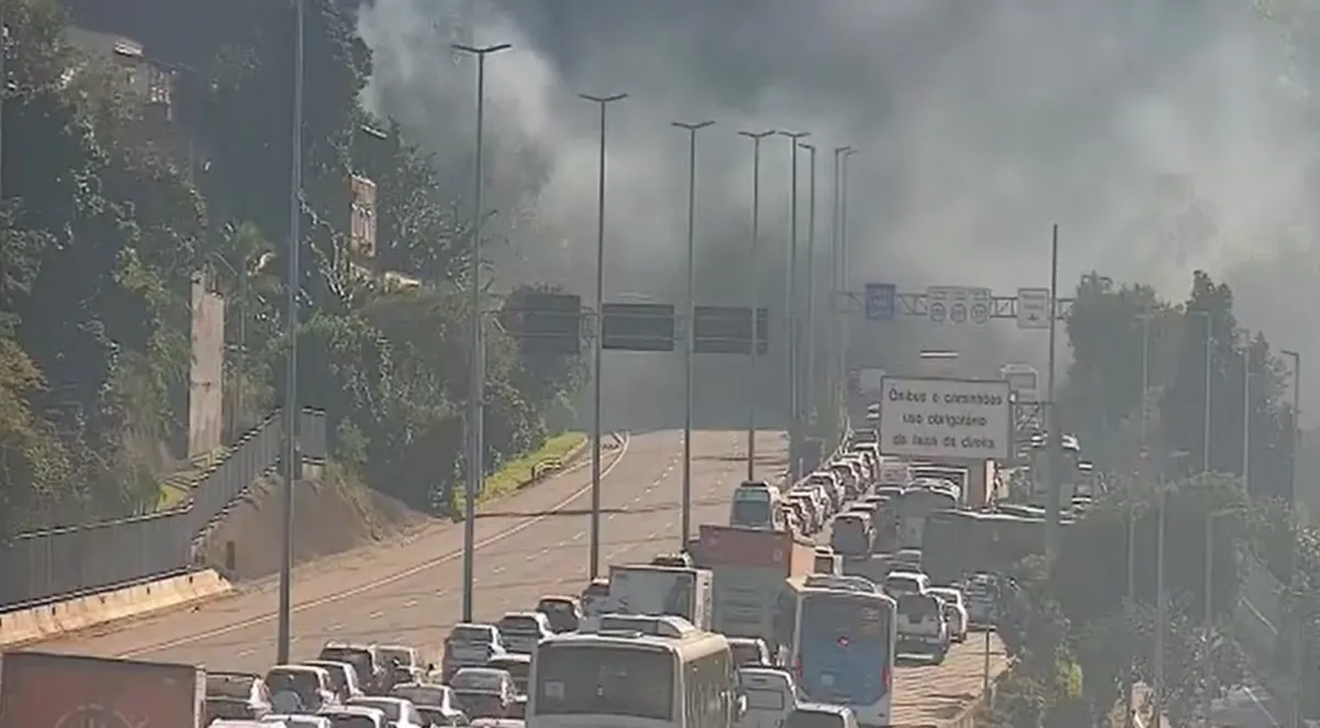 O incêndio começou por conta de um acidente com um caminhão que transportava bebidas