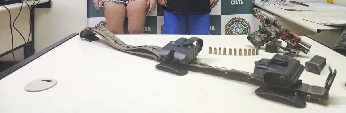 No veículo, foi localizada uma pistola Glock calibre .380 com um carregador alongado contendo onze munições