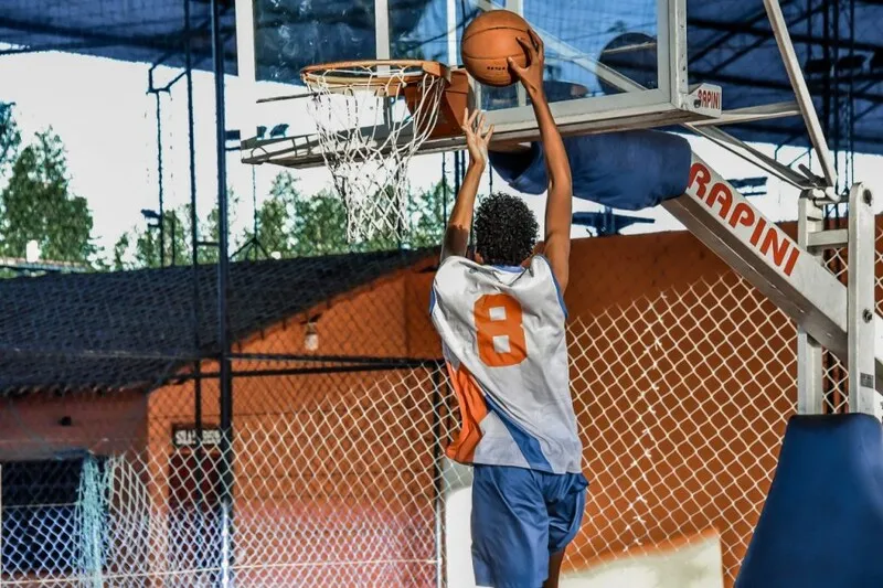 As aulas de basquete são destinadas a alunos de 7 a 17 anos de idade