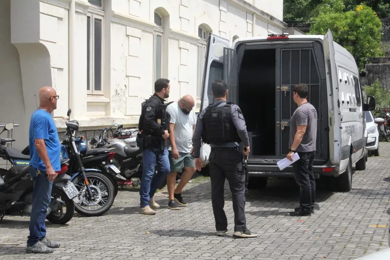 Na imagem, André Vitor, irmão do líder da organização criminosa, sendo preso na manhã desta quinta-feira (23)