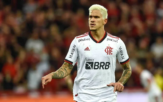 Atacante do Flamengo postou mensagem em redes sociais pedindo que quem tiver informações entre em contato com ele.